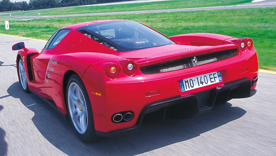Ferrari Enzo Der Ferrari Enzo fahrend von hinten