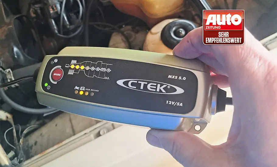 Das CTEK MXS 5.0 Batterieladegerät  in der Hand eines Testers.in der Hand eines Testers.
