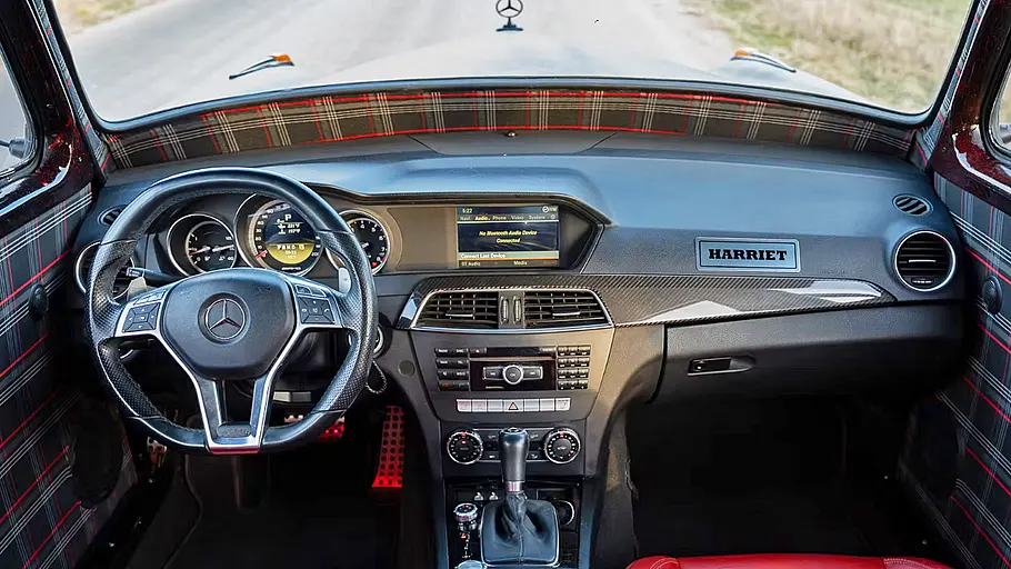 Das Cockpit des Mercedes 220 S Ponton C63 AMG