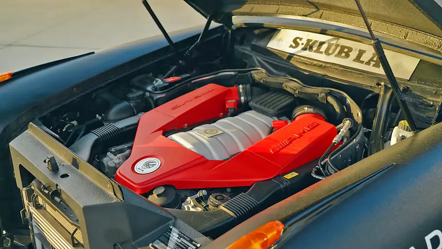Der Motor des Mercedes 220 S Ponton C63 AMG
