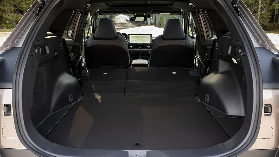 Der Kofferraum mit umgeklappter Rücksitzlehne im Toyota bZ4X Touring AWD.