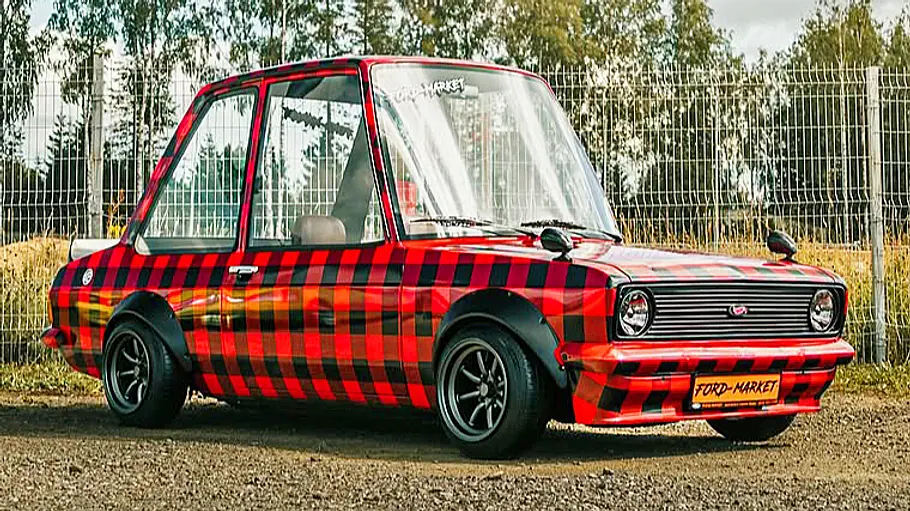 Der Ford Escort Mk2 Hochdach stehend von vorne.
