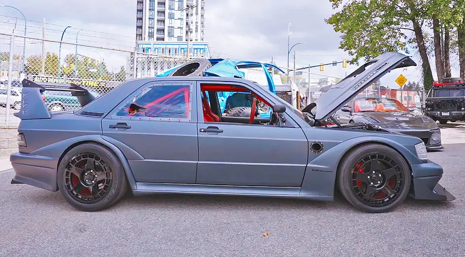 Der Mercedes 190 „Evil Evo“ stehend seitlich