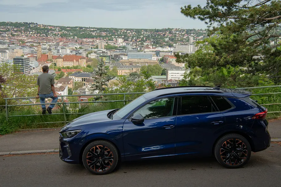 Der Cupra Terramar vor dem Stuttgarter Talkessel.