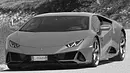 Lamborghini Hurácan Evo; fahrend von vorne, schwarz-weiß - Foto: n/a