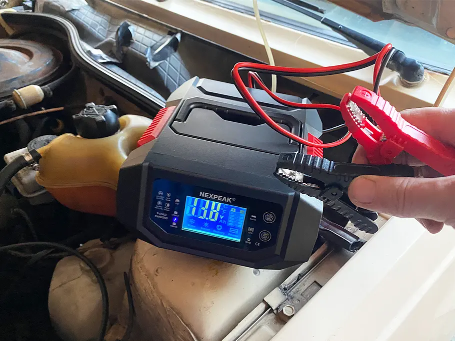Nexpeak 1-20A Autobatterie-Ladegerät in der Hand eines Testers.