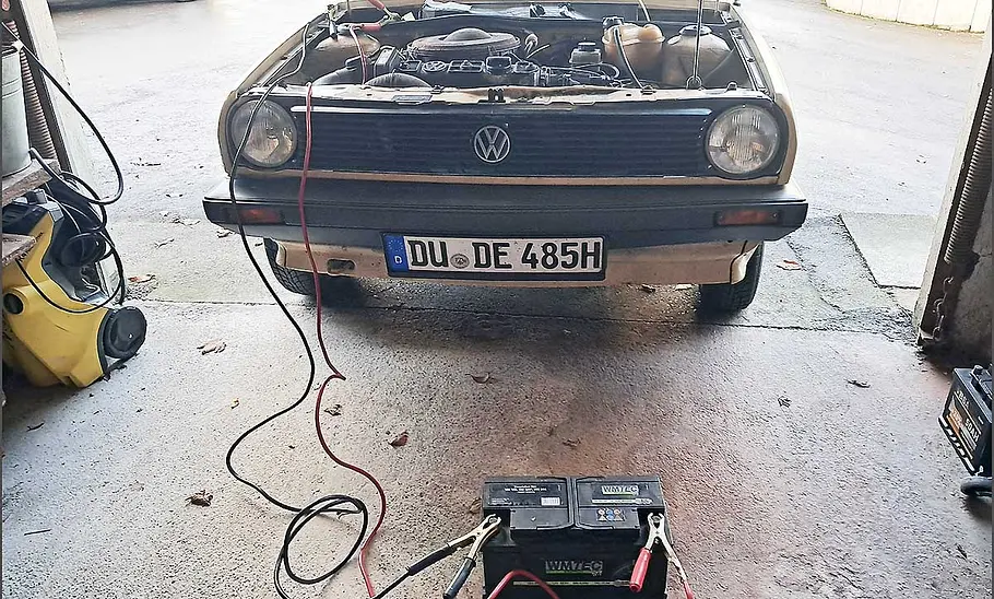 Eine Testbatterie ist an den Testwagen angeschlossen.