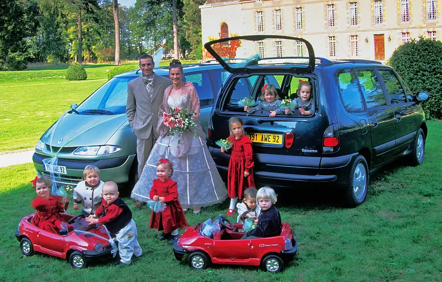Zwei Renault Espace stehend von vorne und hinten