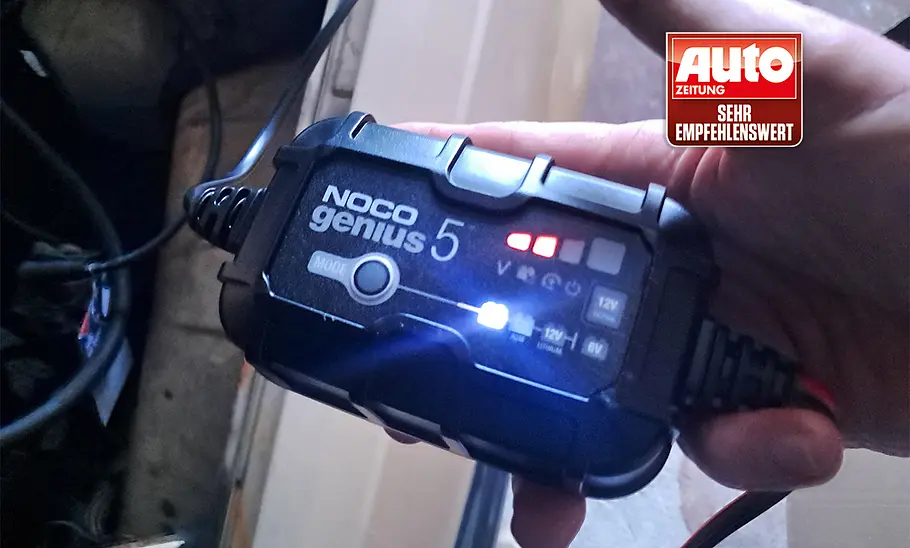 Das Noco Genius 5 in der Hand eines Testers.