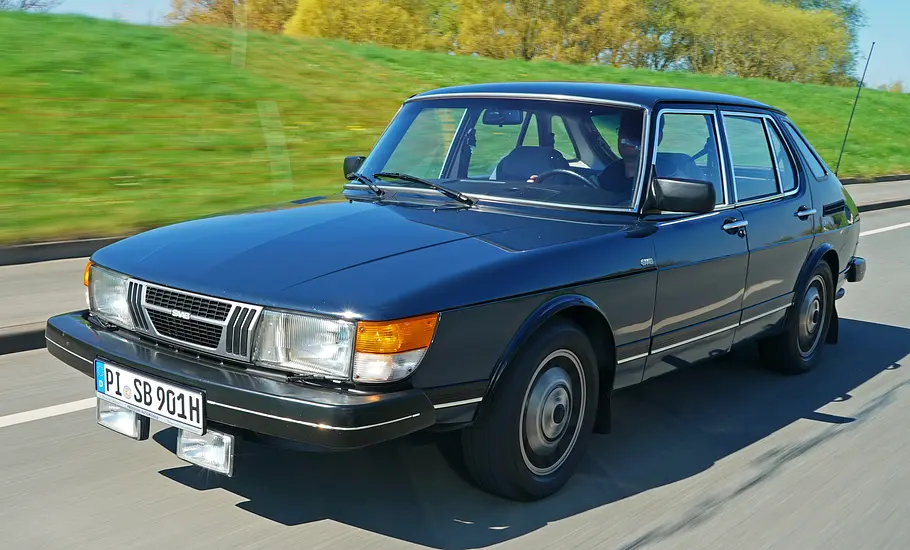 Der Saab 900 fahrend von vorne