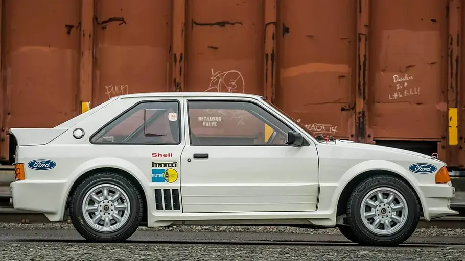 Ford RS1700T statisch von der Seite fotografiert. 