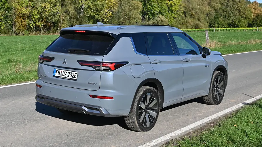 Der Mitsubishi Outlander fahrend von schräg hinten fotografiert.