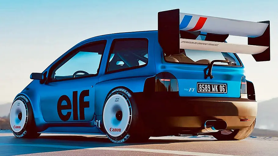 Der Renault Twingo F1 stehend von schräg hinten.