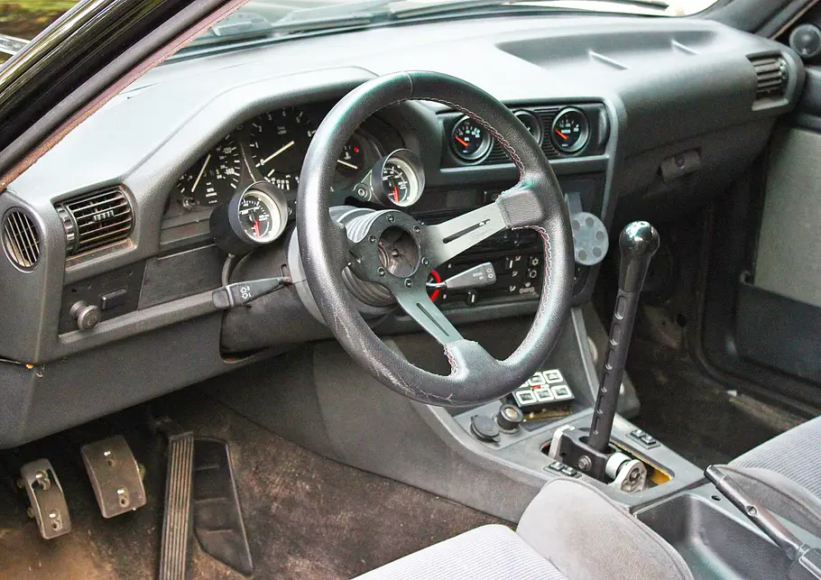 Das Cockpit des BMW 325i
