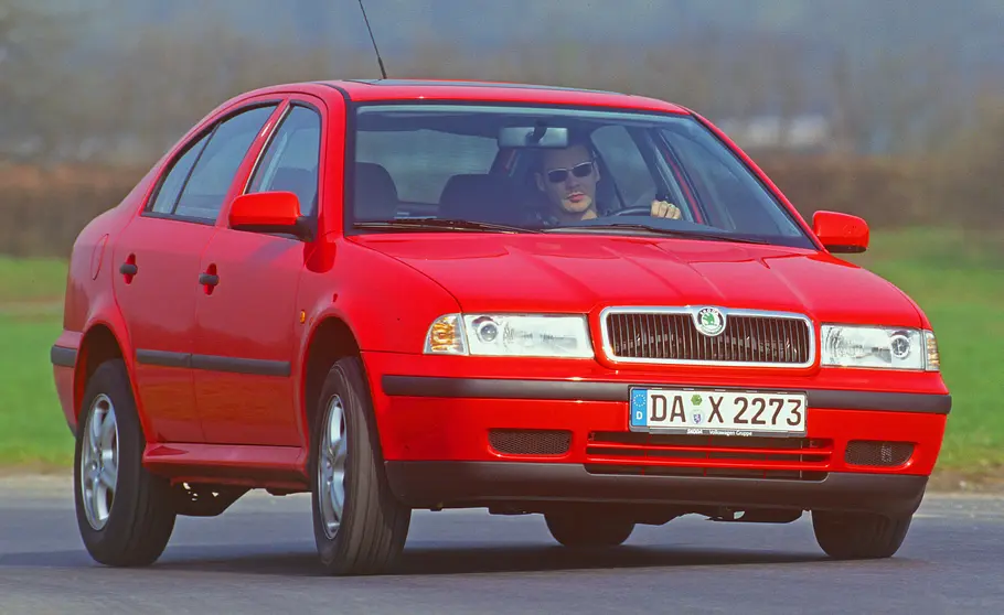 Der Skoda Octavia fahrend von vorne
