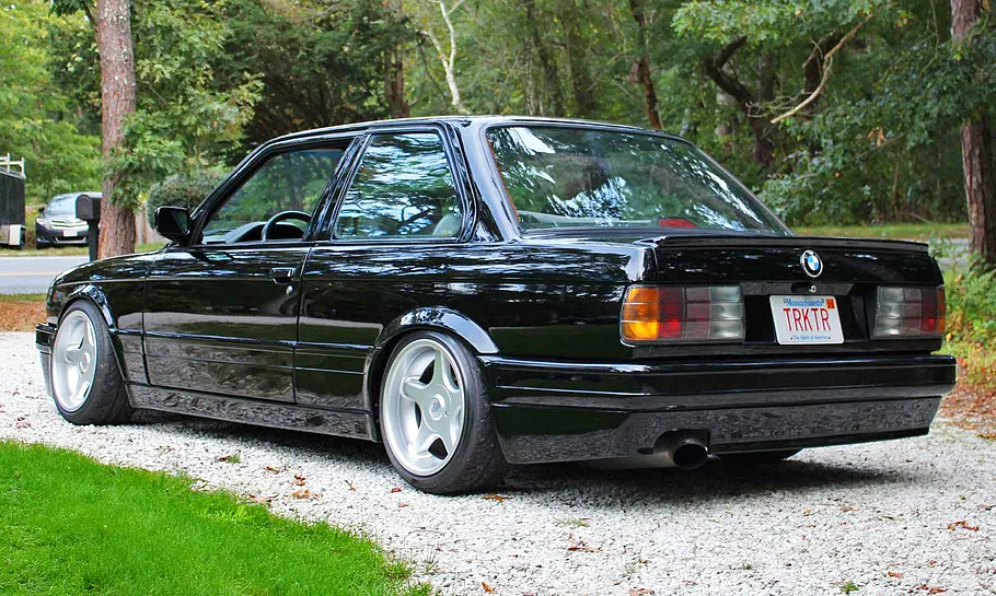 Der BMW 325i stehend von schräg hinten