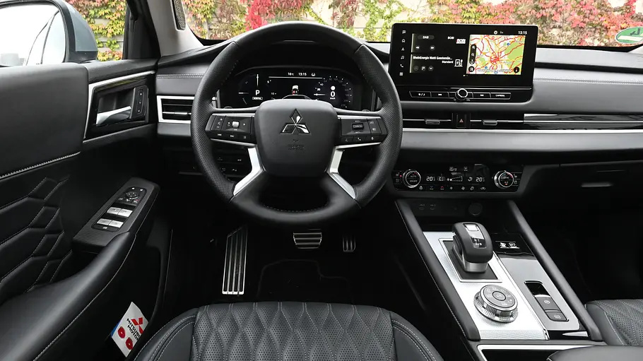 Das Cockpit des Mitsubishi Outlander.