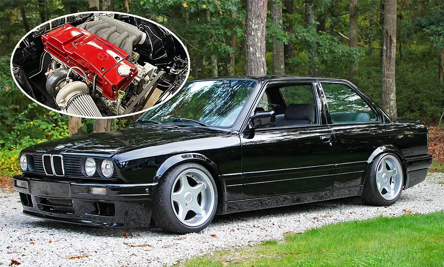 Der BMW 325i stehend von schräg vorne mit Motor-Collage