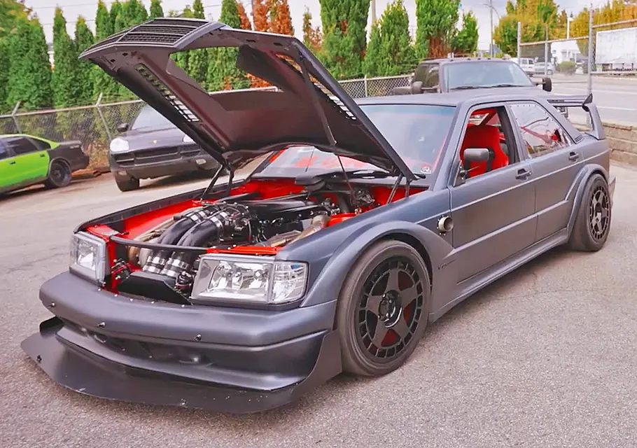 Der Mercedes 190 „Evil Evo“ stehend von vorne mit offener Haube