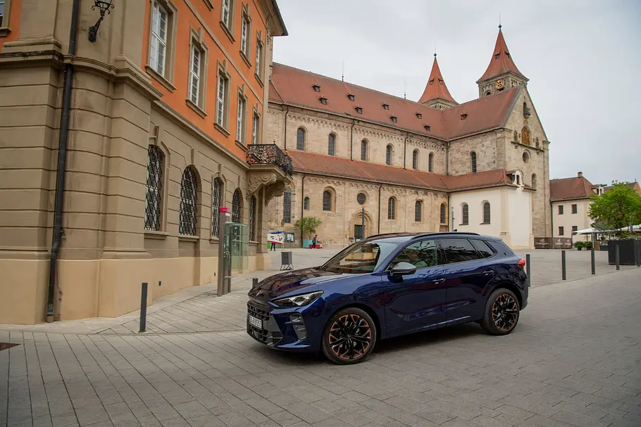 Der Cupra Terramar vor der mittelalterlichen Innenstadt von Ellwangen.