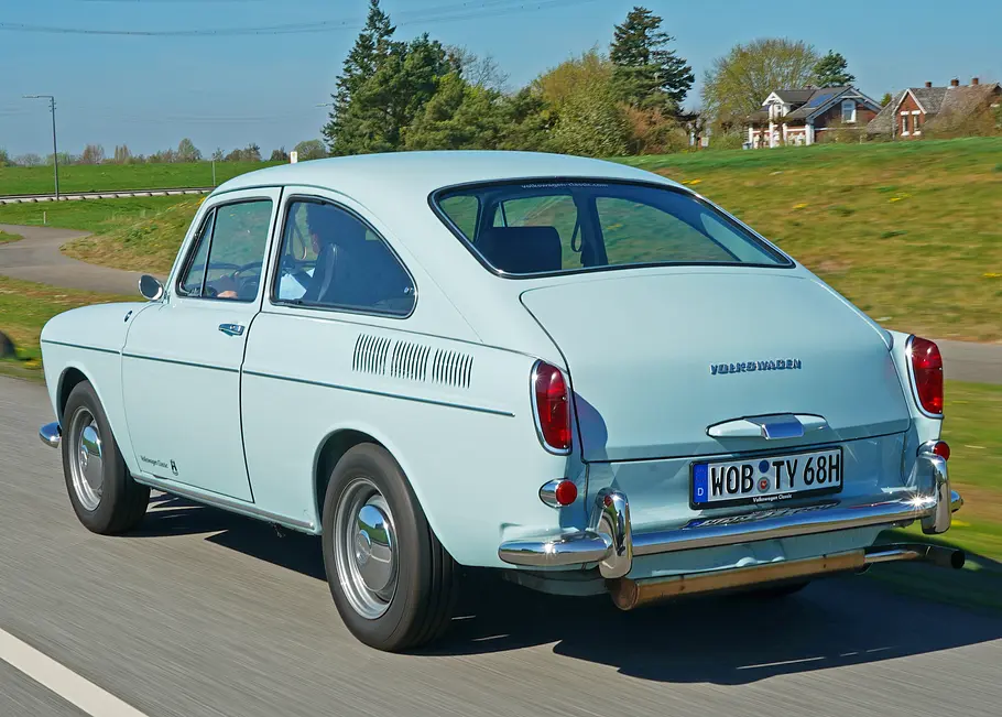 Der VW 1600 TL fahrend von hinten