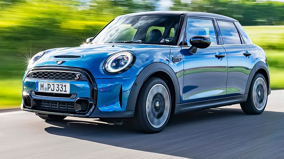 Ein Mini Fünftürer fahrend von schräg links.