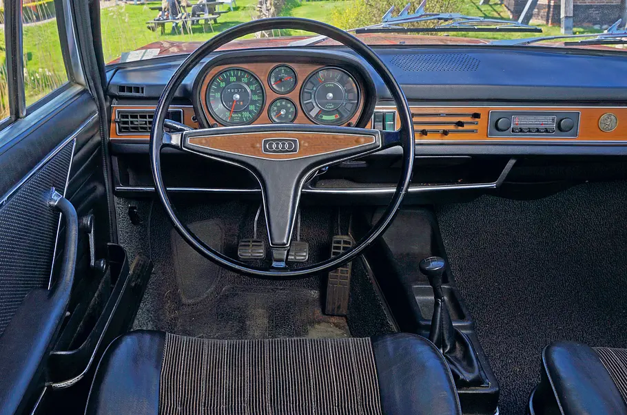 Das Cockpit des Audi 100