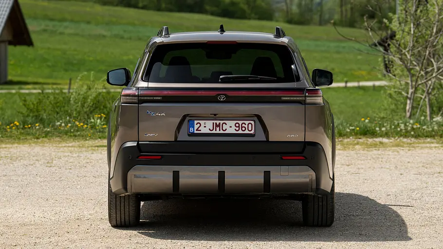 Toyota bZ4X Touring AWD von hinten.