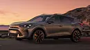 Blick von schräg vorne auf das fahrende Cupra Formentor Facelift (2024). - Foto: Cupra