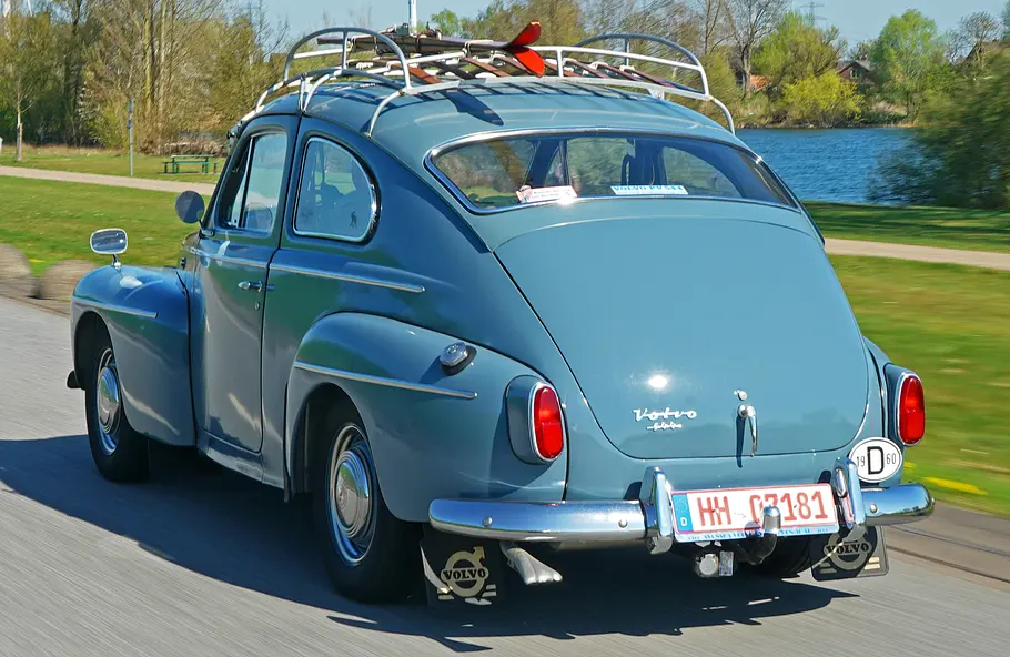 Der Volvo PV 544 fahrend von hinten
