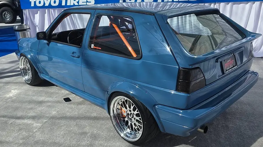 Der VW Golf 2 Waskly auf der SEMA 2025 stehend, fotografiert von schräg hinten.