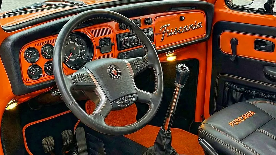 Das Cockpit des VW Käfer Fuscania.