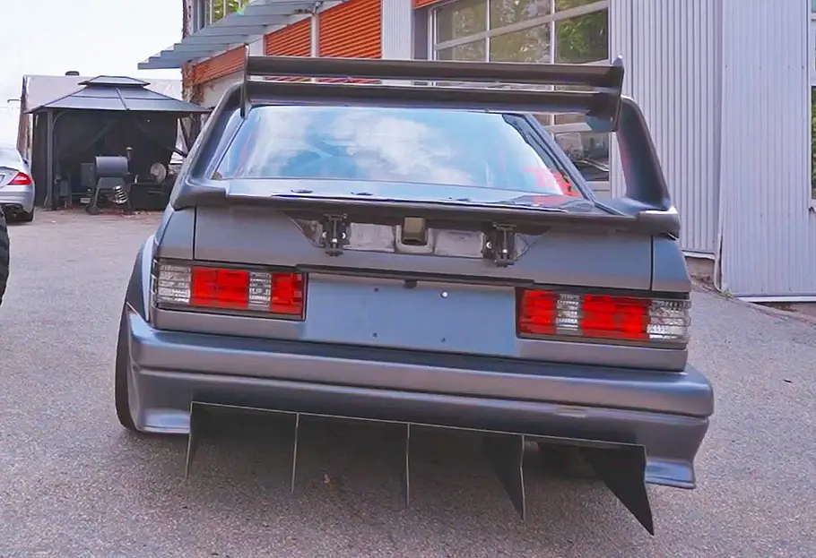 Der Mercedes 190 „Evil Evo“ stehend von hinten
