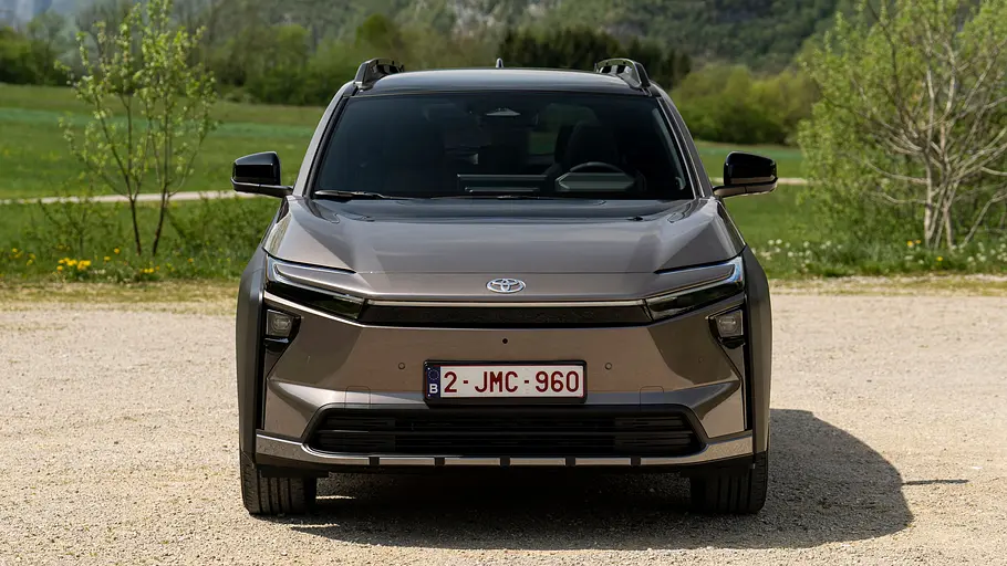 Toyota bZ4X Touring AWD von vorne.