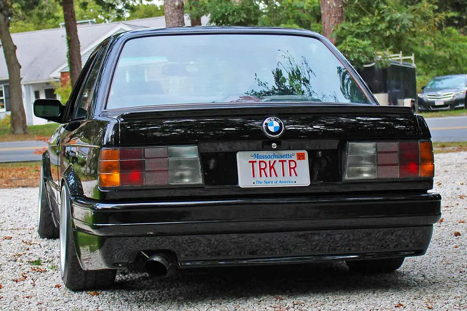 Der BMW 325i stehend von hinten