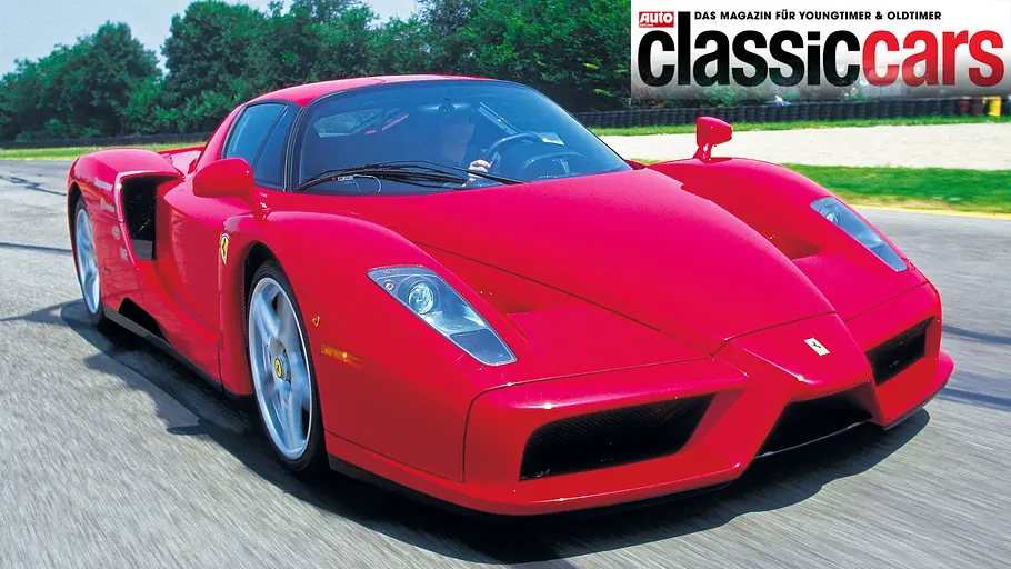 Ferrari Enzo Der Ferrari Enzo fahrend von vorne