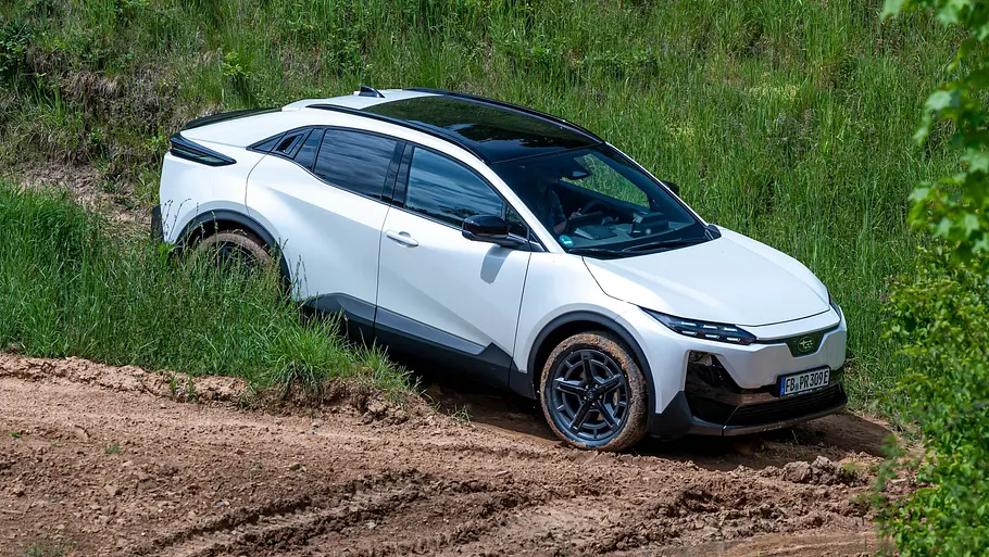 Subaru Uncharted (2026) mit Allradantrieb auf einer Matschpiste, Ansicht von der rechten Seite.