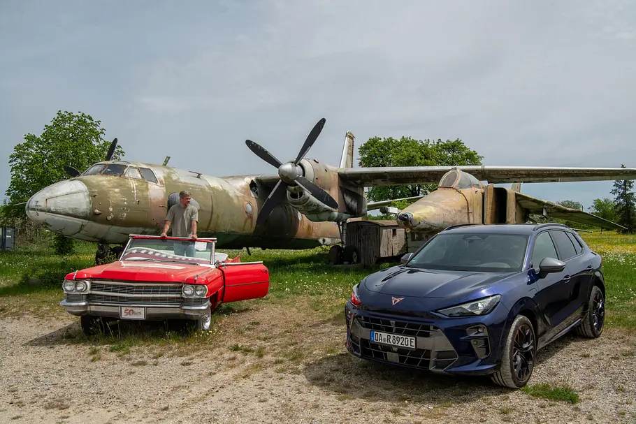 Der Cupra Terramar an einem Flugzeug des Schwäbischen Bauern- und Technikmuseums Seifertshofen.