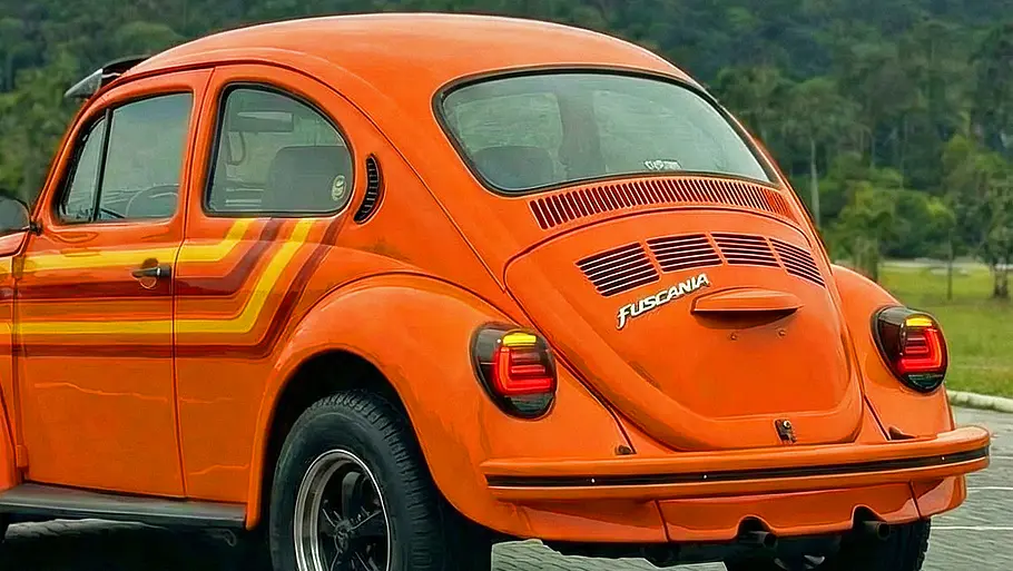 Der VW Käfer Fuscania stehend von hinten.