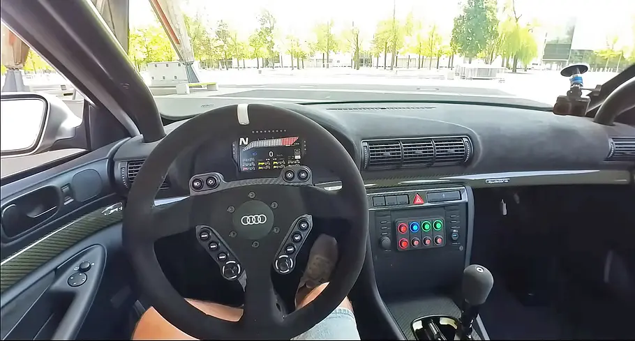 Das Cockpit der Audi RS 4 Limo 2.0