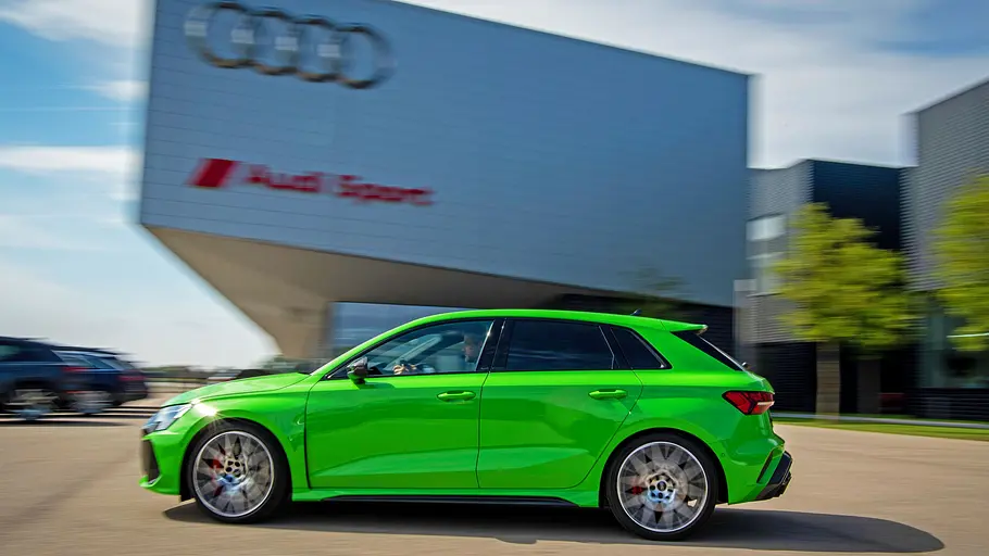 Der Audi RS 3 fahrend vor dem Audi-Werk