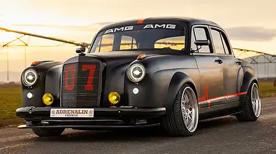 Der Mercedes 220 S Ponton C63 AMG stehend von schräg vorne - Foto: Adrenalin Industries