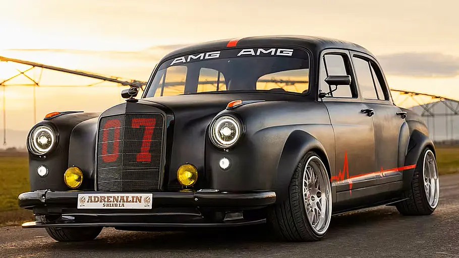 Der Mercedes 220 S Ponton C63 AMG stehend von schräg vorne