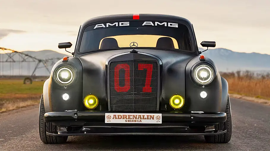 Der Mercedes 220 S Ponton C63 AMG stehend von vorne