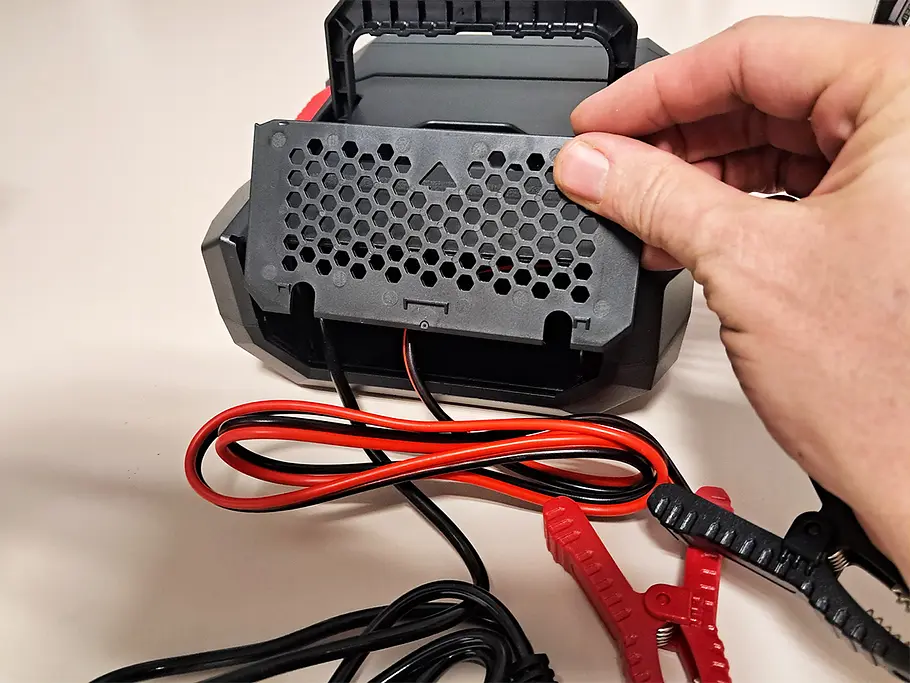 Das Nexpeak 1-20A Autobatterie-Ladegerät in der Hand eines Testers.