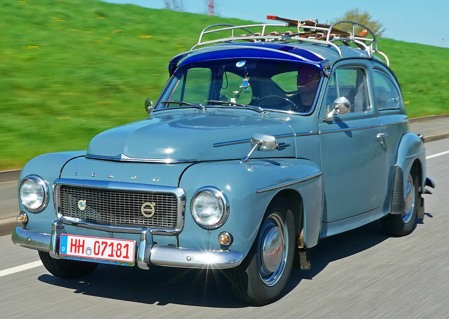 Der Volvo PV 544 fahrend von vorne