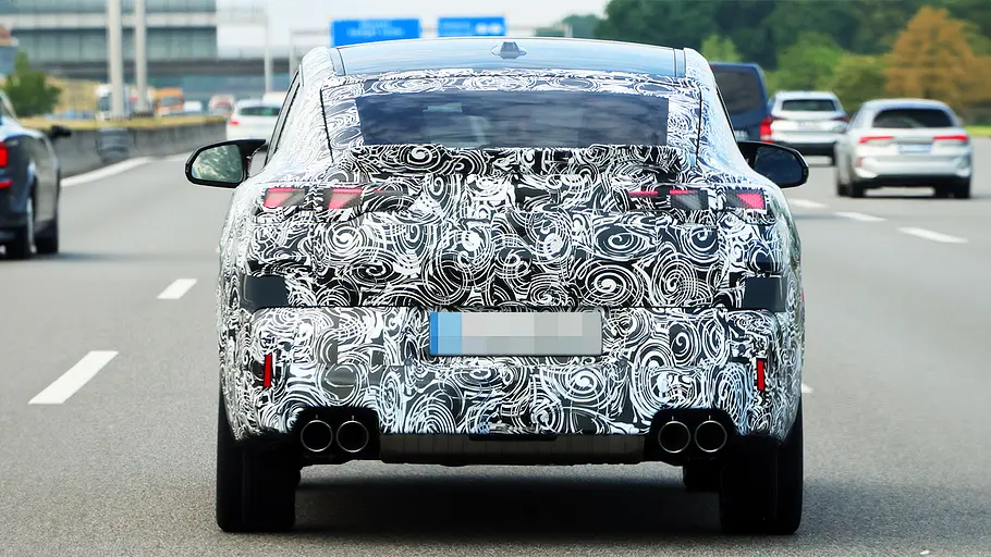 BMW X2 Facelift (2026) Blick von hinten auf den fahrenden Erlkönig des BMW X2 Facelift (2026).