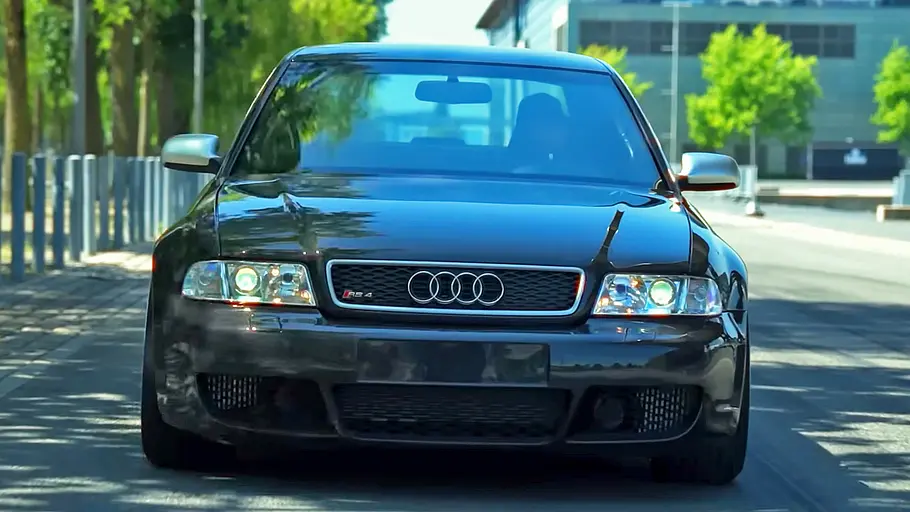 Die Audi RS 4 Limo 2.0 fahrend von vorne
