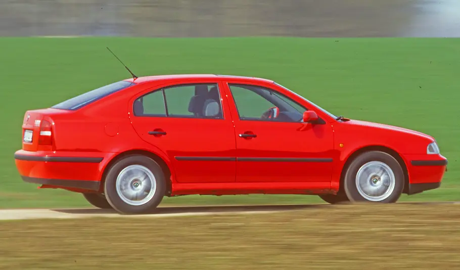 Der Skoda Octavia fahrend seitlich