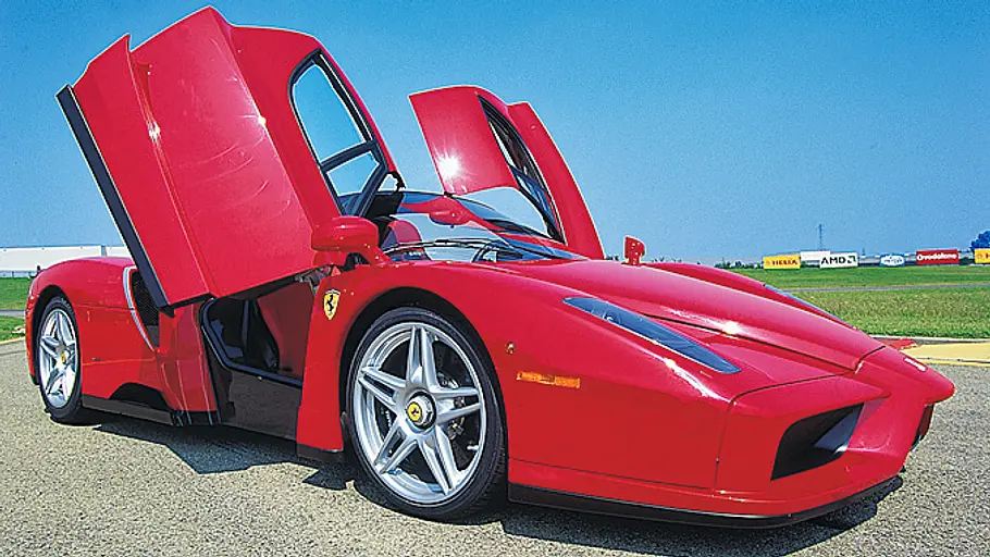 Ferrari Enzo Der Ferrari Enzo mit geöffneten Türen